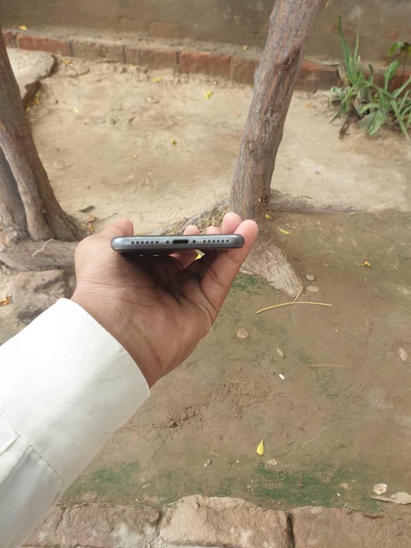 Apple iPhone 8 1