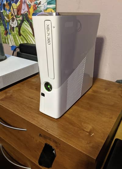 Xbox 360 white all games installed with controllers fresh