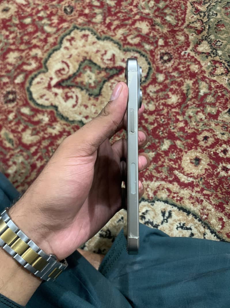 Apple iPhone 15 Pro Max 4