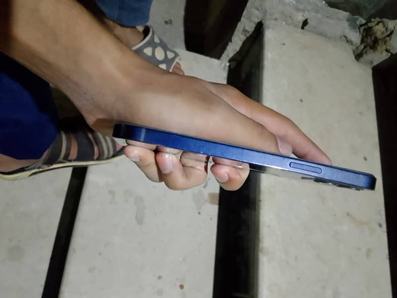 Apple iPhone 12 4
