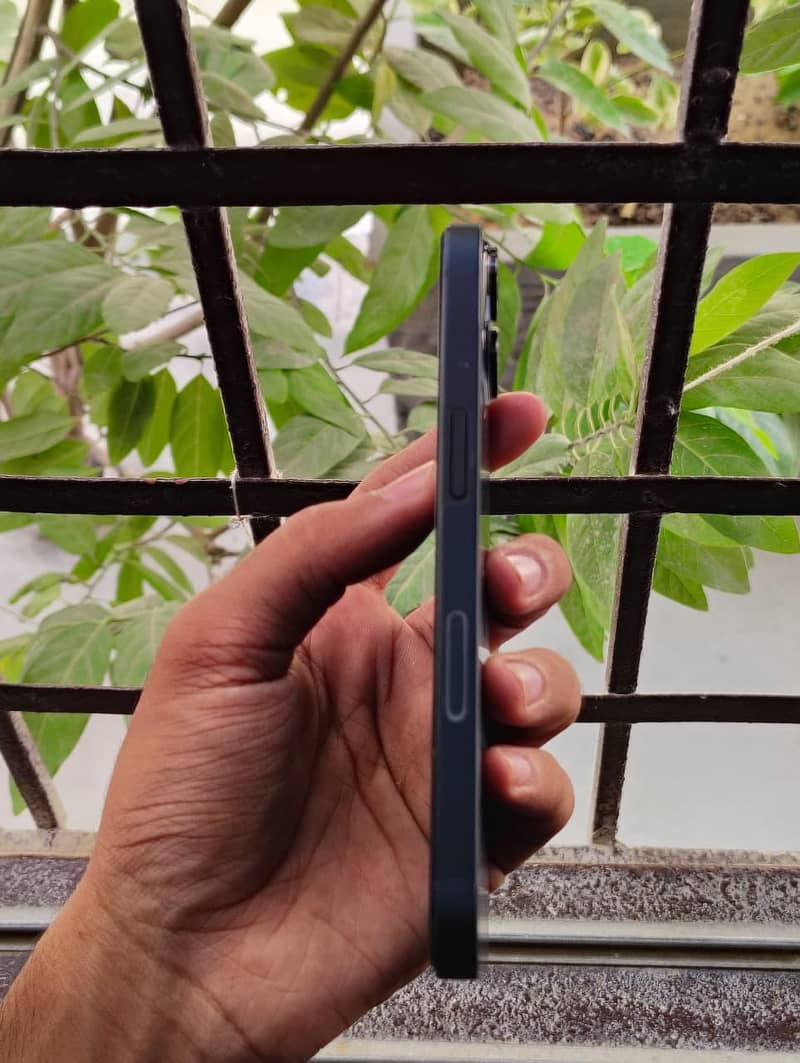 Apple iPhone 13 2