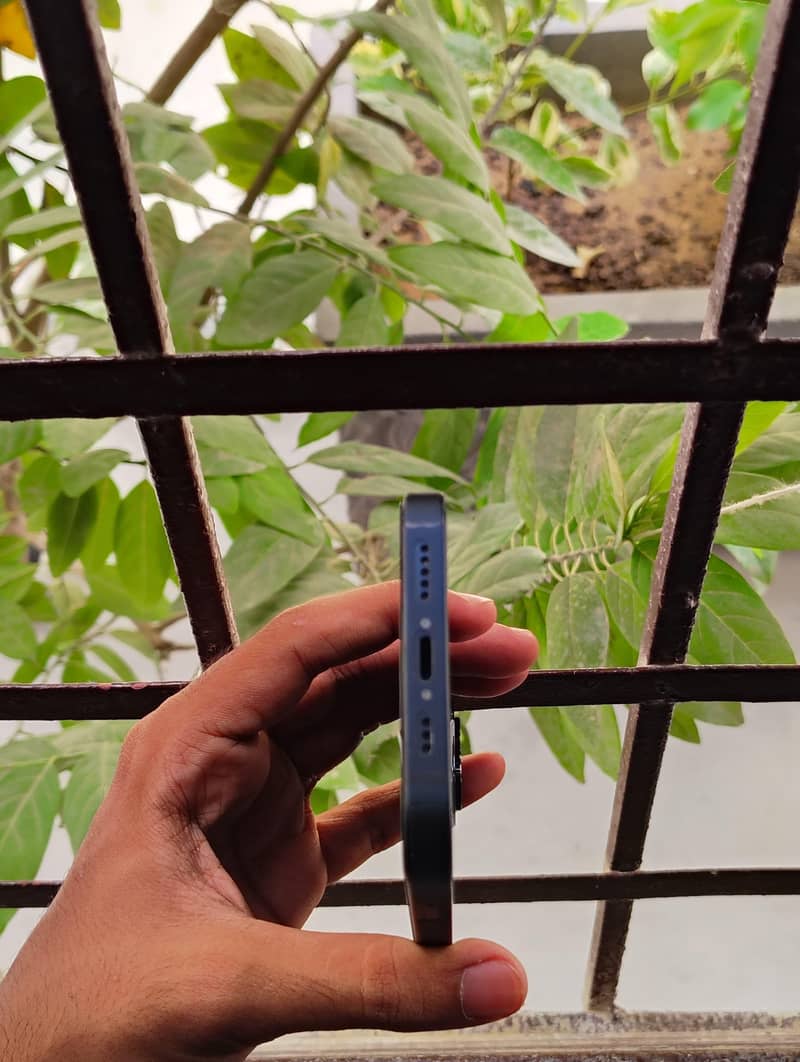 Apple iPhone 13 5