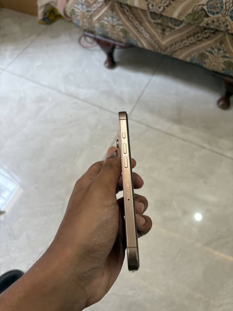 Apple iPhone 16 Pro 3