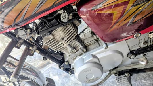 Honda 125 for sell in almost 10 by 10 condition urgent seel