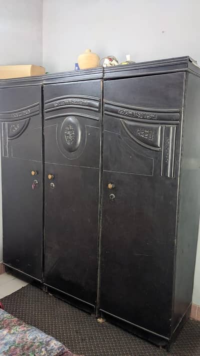 I am selling my wardrobe in 10/10 condition heavy wood