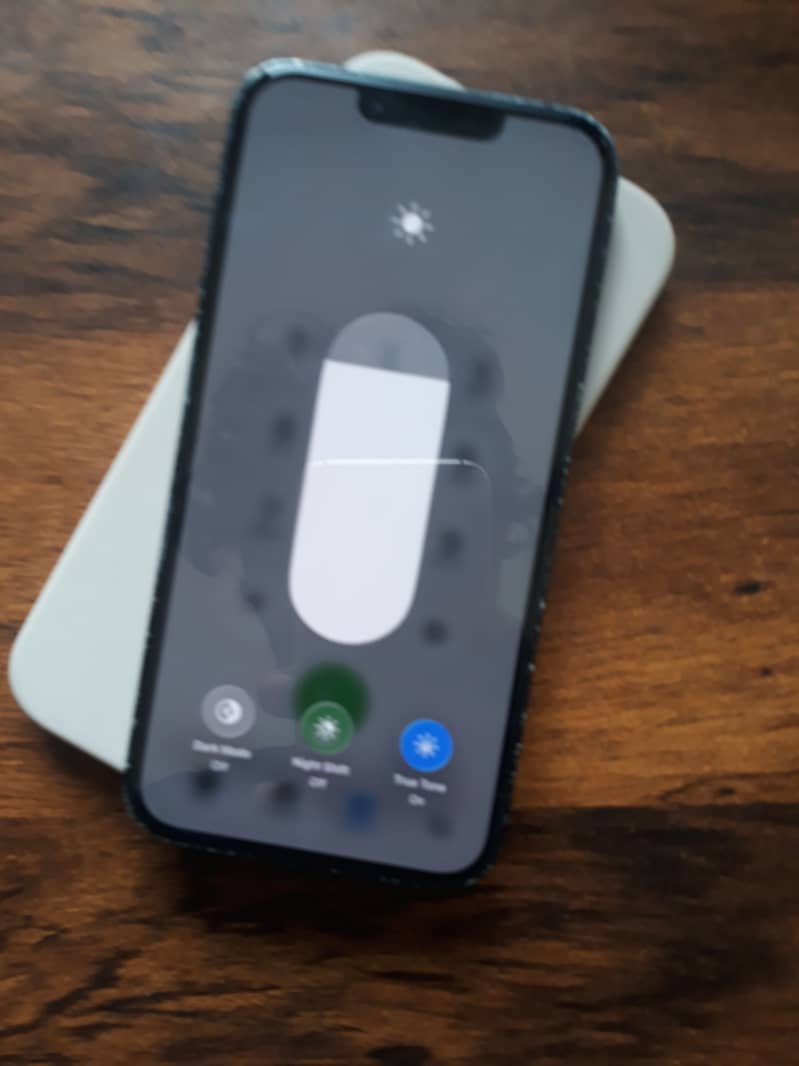 Apple iPhone 16e 1