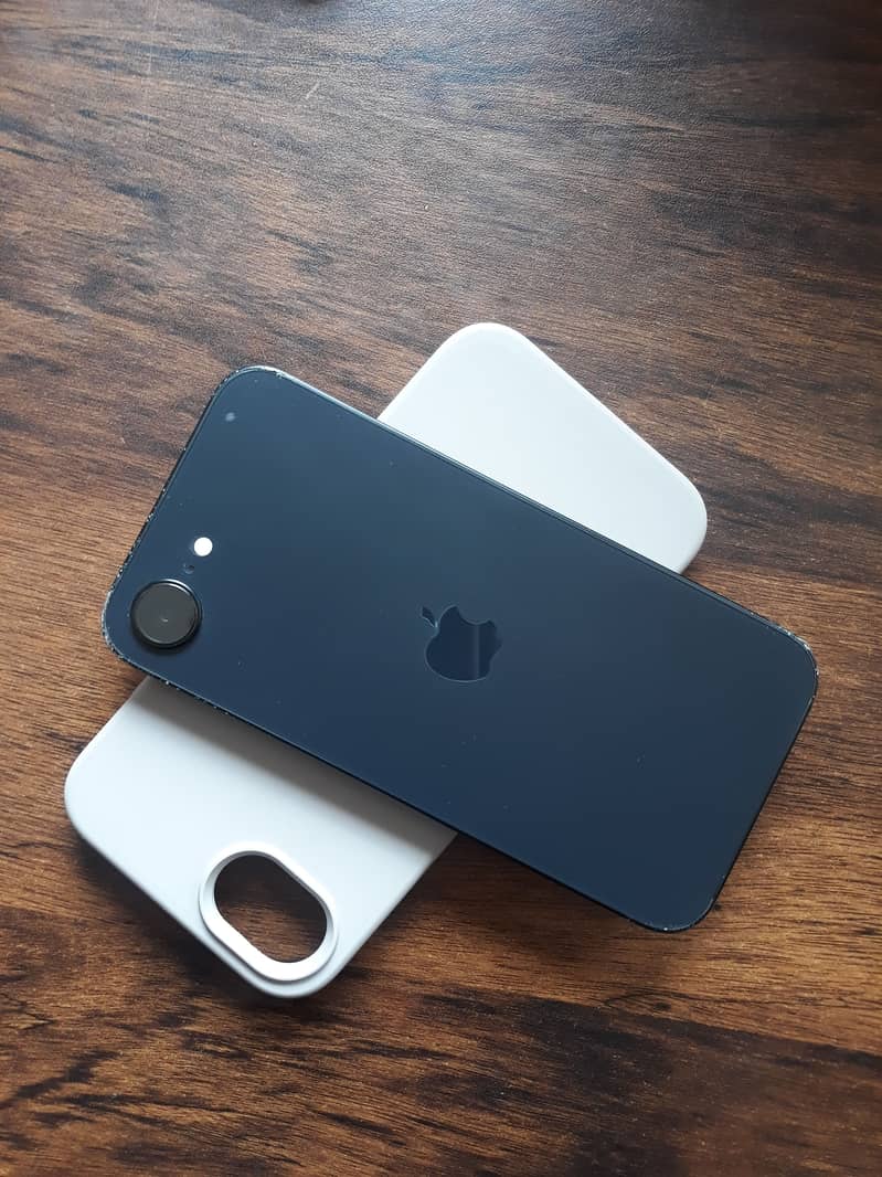 Apple iPhone 16e 4