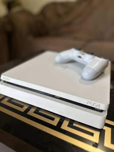 Ps4 Slim 500 GB Glacier white in excellent very less used