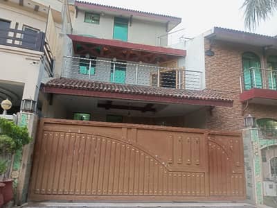 i-8 Beautiful Triple story Triple kichan For Rent.