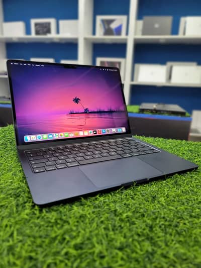 Macbook Air M4 13 inch 24/512 Open Box 2 Cycles With Charger