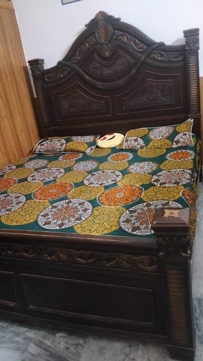 wood bed set and dressing