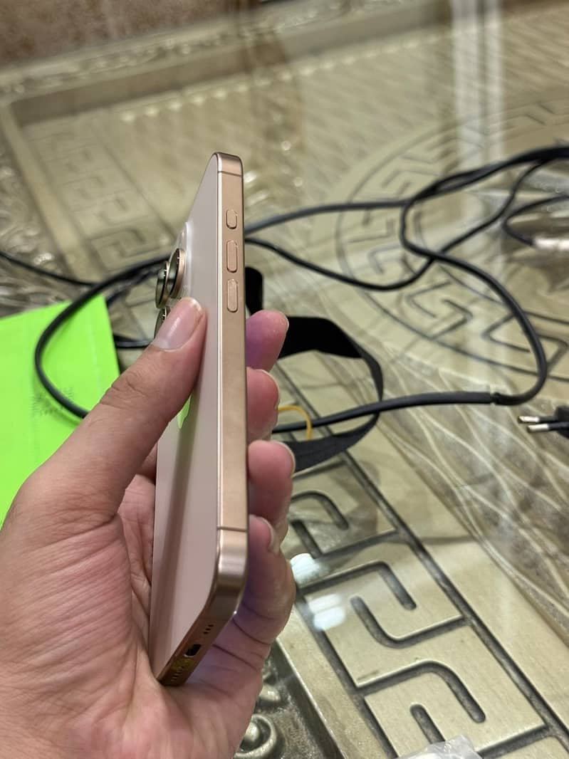 Apple iPhone 16 Pro 1
