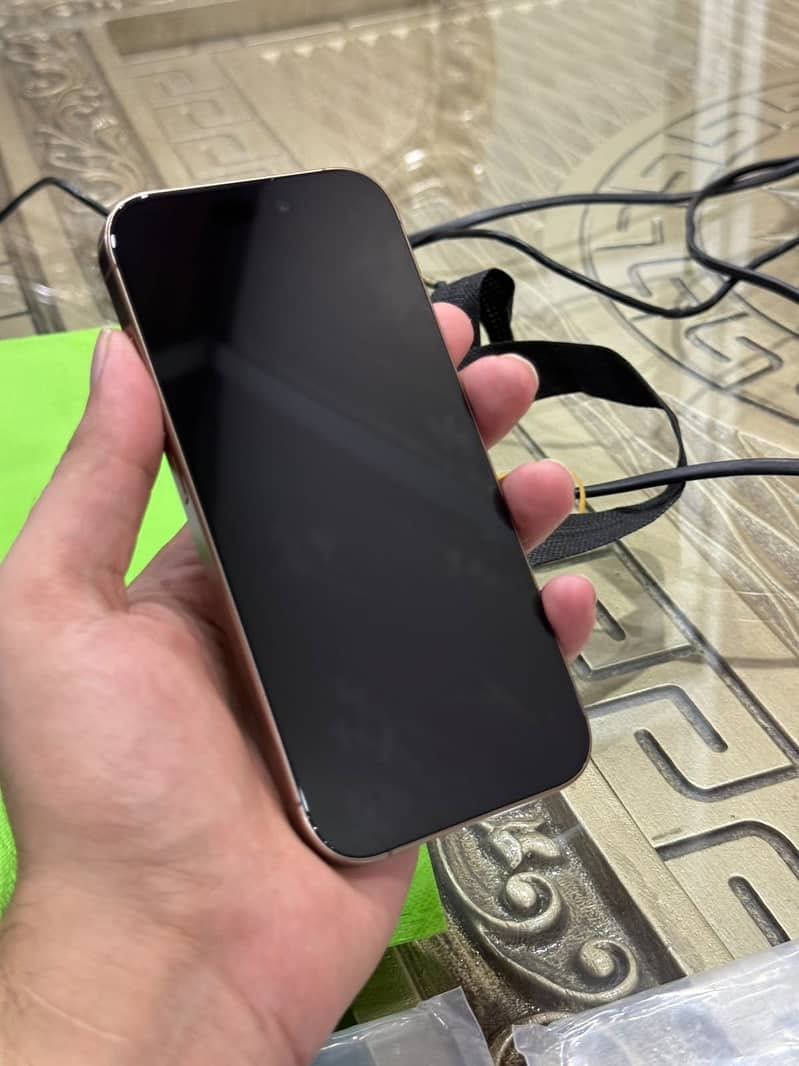 Apple iPhone 16 Pro 3