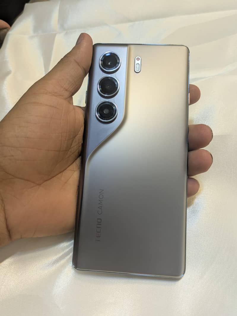 Tecno CAMON 40 Pro 1
