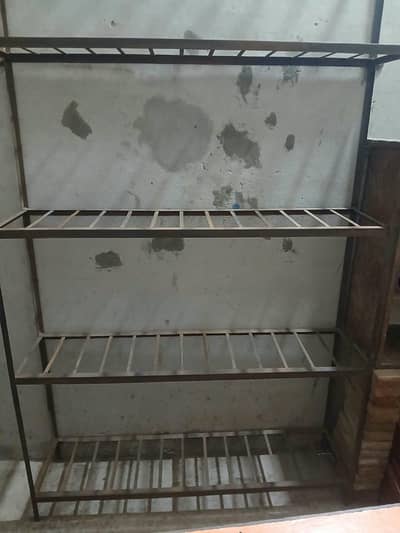 Racks (2) and lays stand (1)