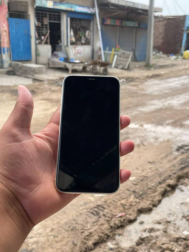 Apple iPhone 11 3