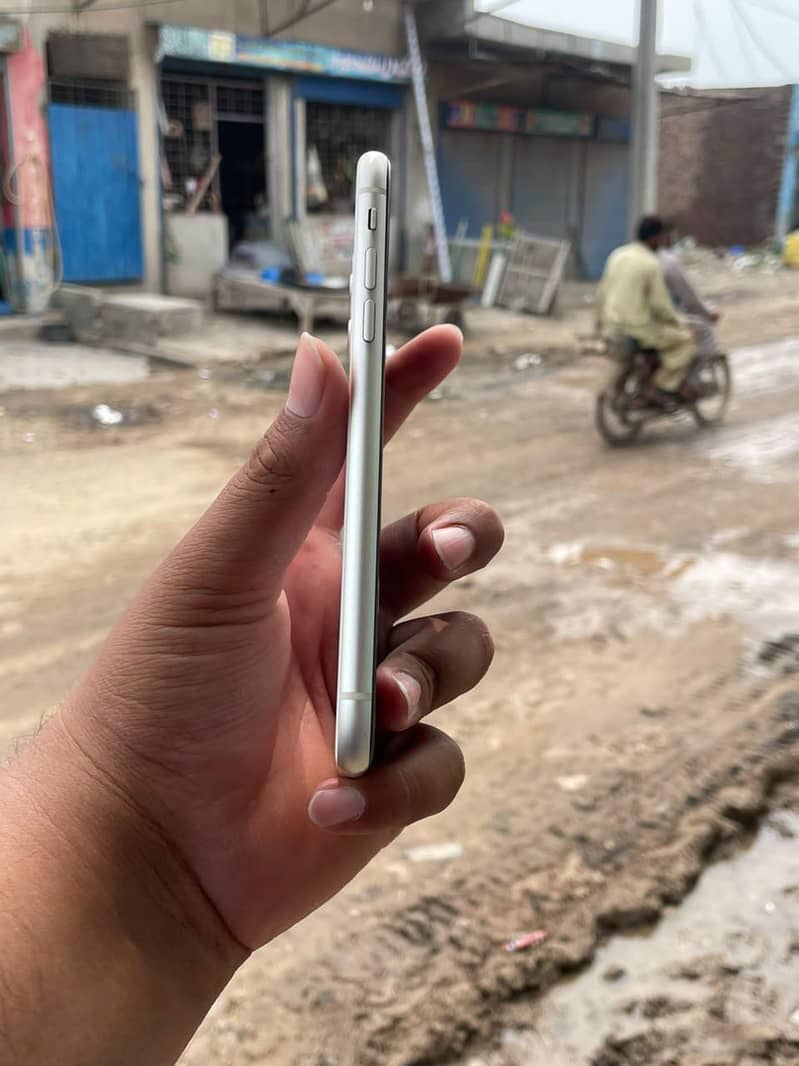 Apple iPhone 11 4