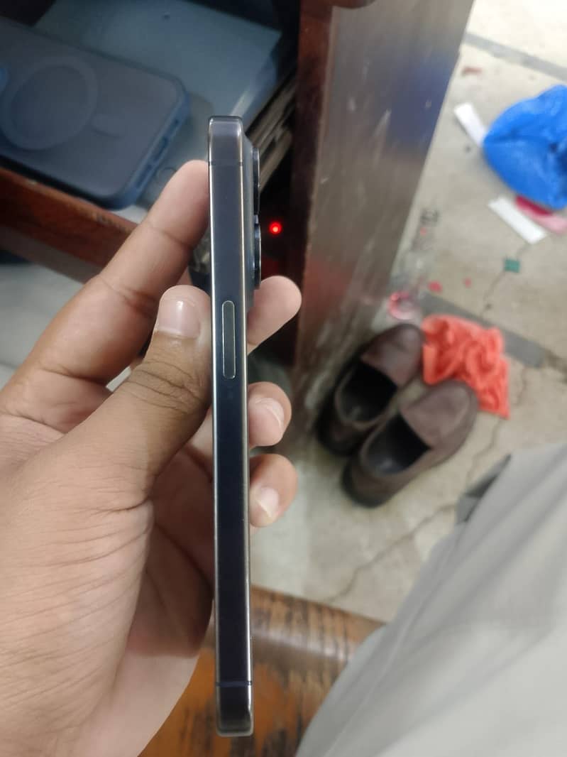 Apple iPhone 15 Pro 4