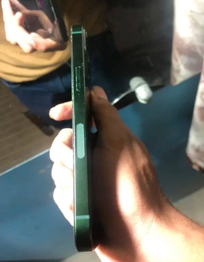 Apple iPhone 13 0