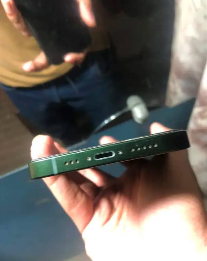 Apple iPhone 13 2