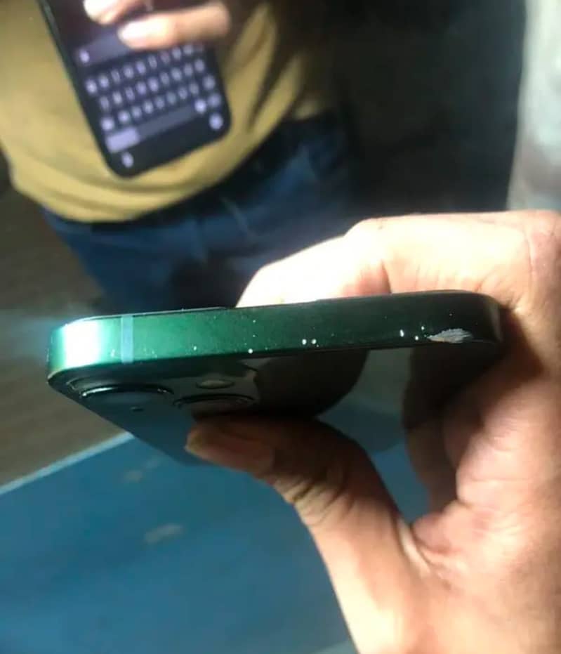 Apple iPhone 13 4