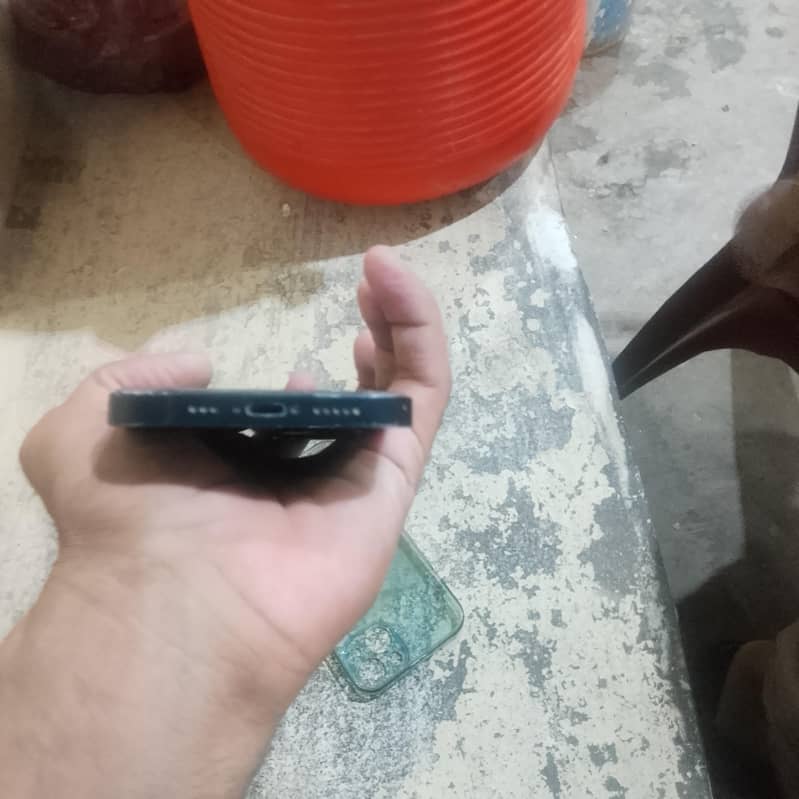 Apple iPhone 13 2