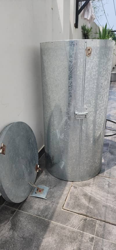 metal storage drum with stand