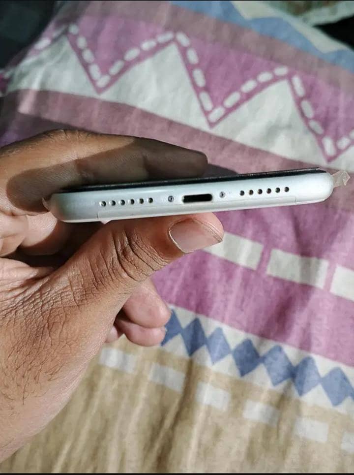 Apple iPhone 11 4