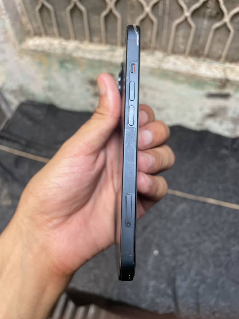 Apple iPhone 13 2