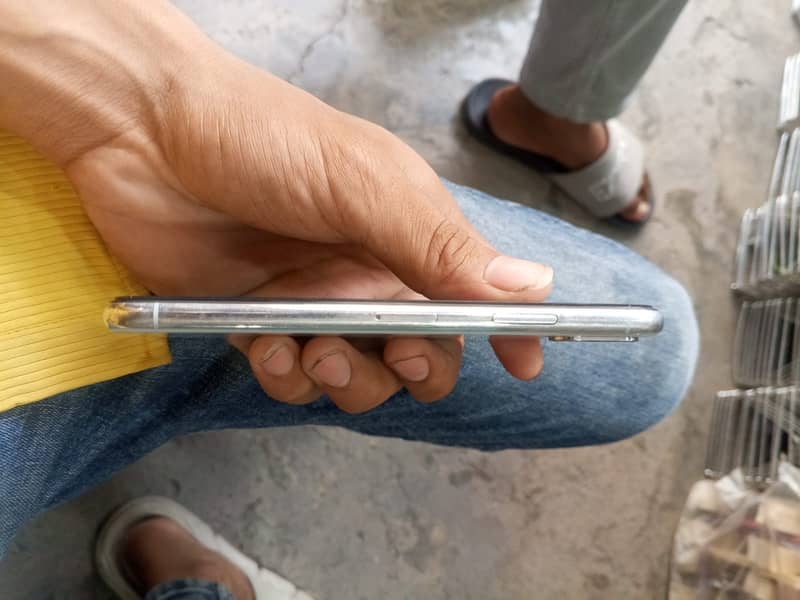 Apple iPhone X 4