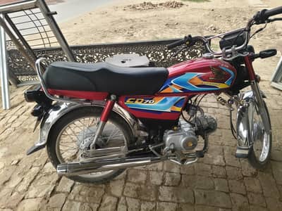 موٹر سائیکل بالکل صاف ستھرا ہے نمبر لگا ہوا ہے 10 با 10 موٹرسائیکل ہے