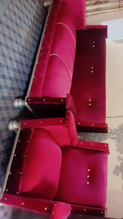 6 seater sofa set in Premium Quality and well Maintained 