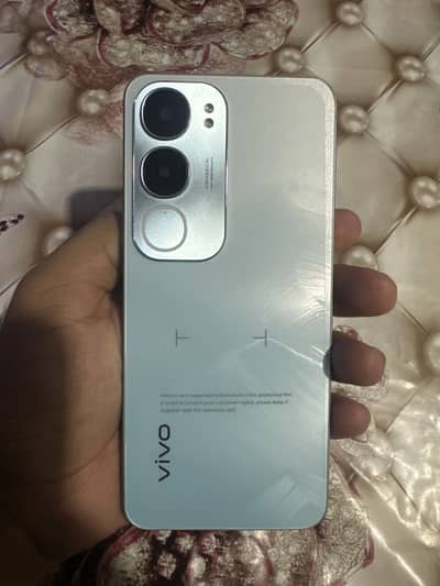 8 RAM 256 gb memory okay? Dabba charger Saath Hai.