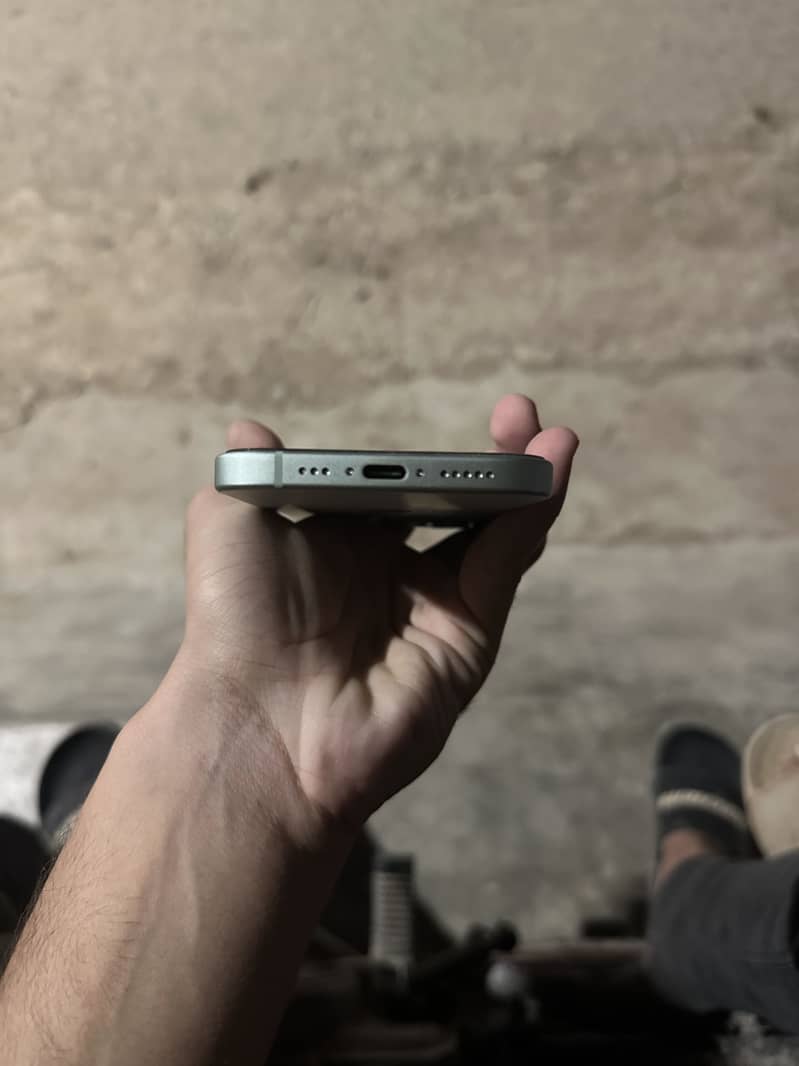 Apple iPhone 15 4