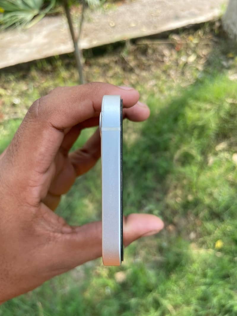 Apple iPhone 12 4