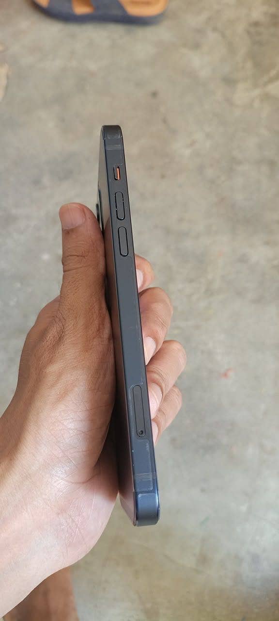 Apple iPhone 12 4
