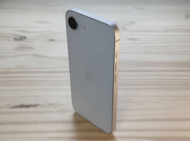 Apple iPhone 16e 1