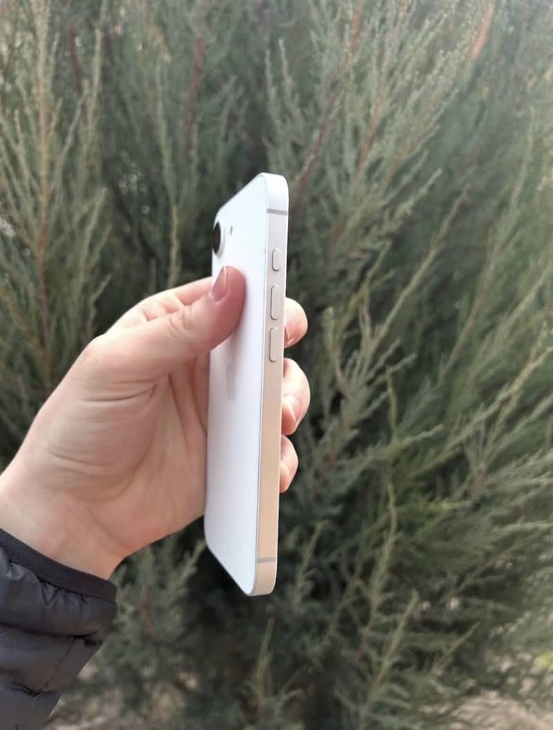 Apple iPhone 16e 2