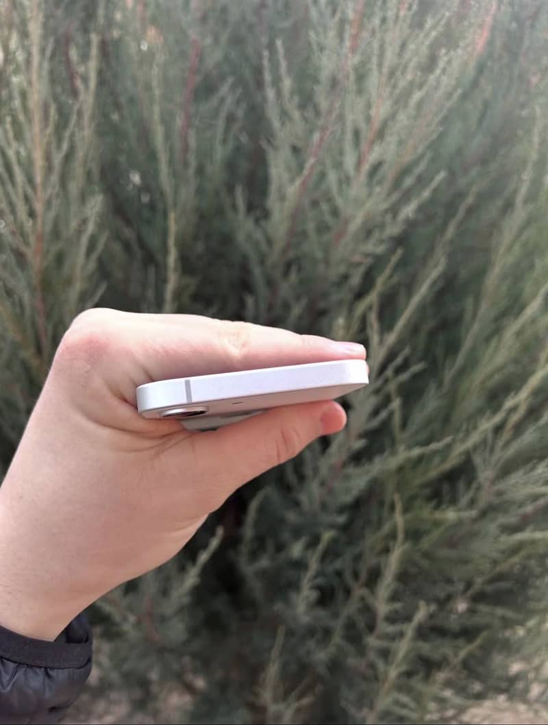 Apple iPhone 16e 4