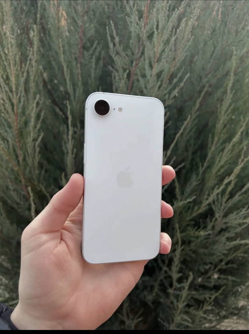 Apple iPhone 16e 6