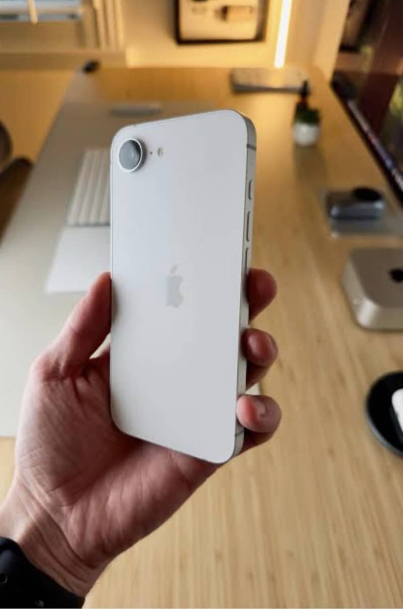 Apple iPhone 16e 7