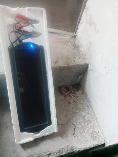 solar panel bahar kah hai yah car ki battery charge karta hai