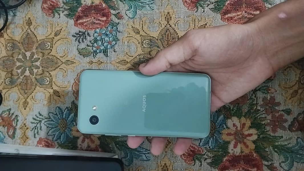 Sharp Aquos R2 compact 1