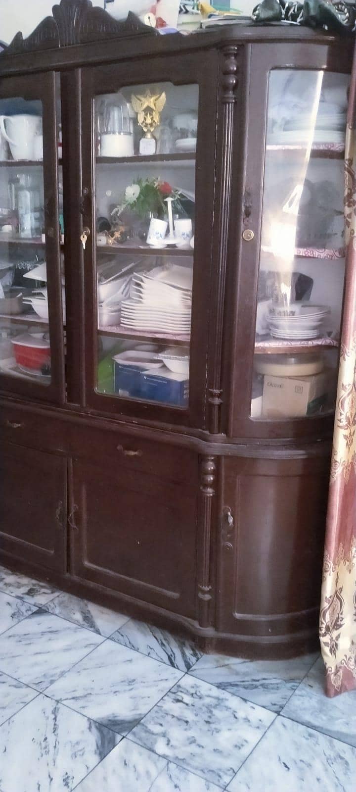 showcase and dressing table 0