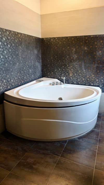 Used Jacuzzi / Whirlpool Bathtub with Digital Control & LED Light