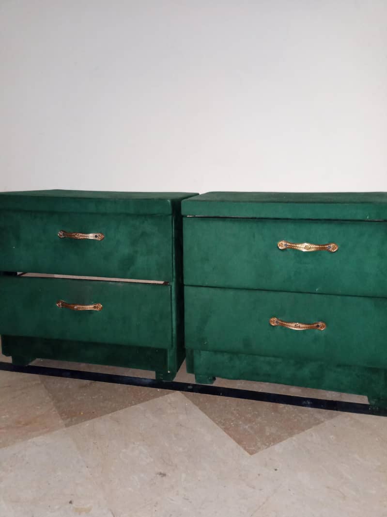 double bed two side table green colour 0