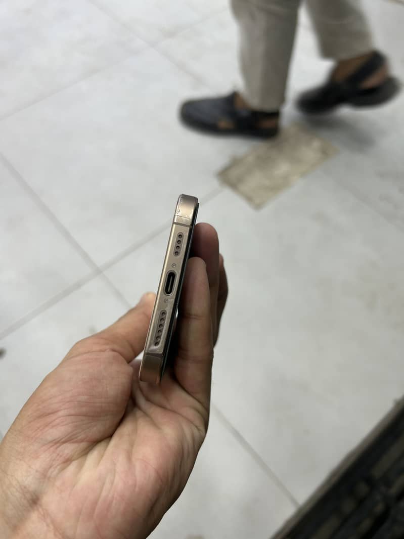 Apple iPhone 16 Pro Max 1