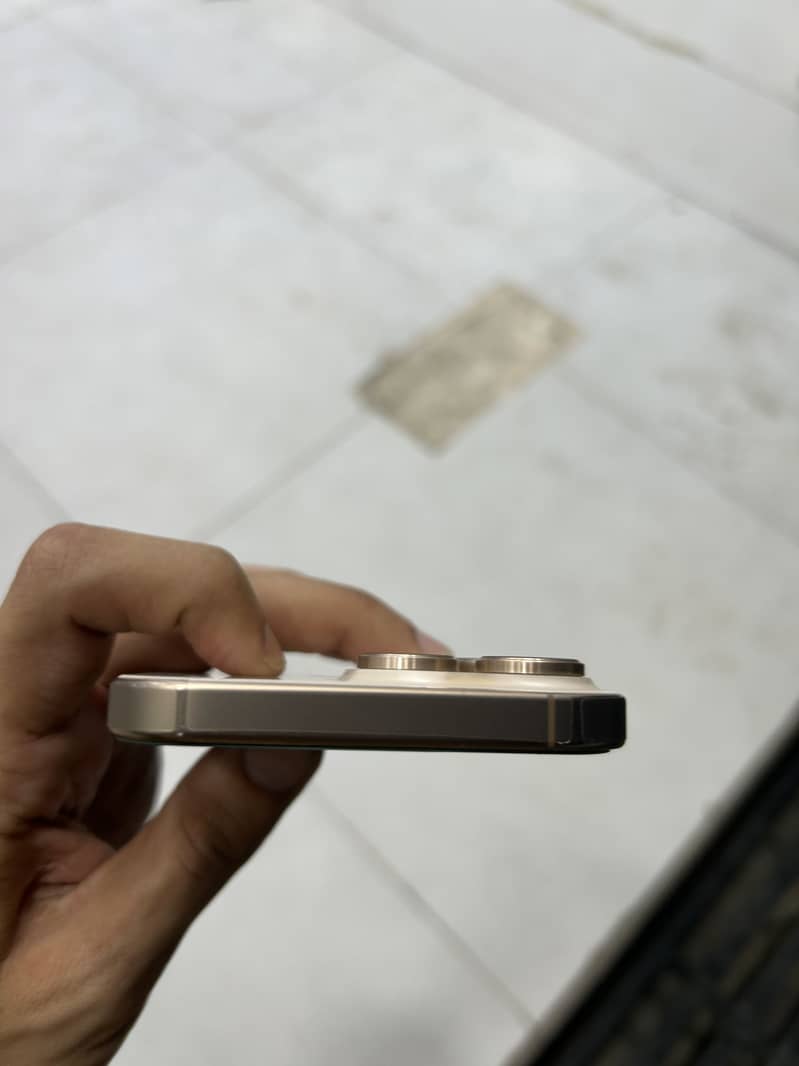 Apple iPhone 16 Pro Max 2