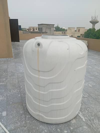 1200 ltr water tank with minor crack