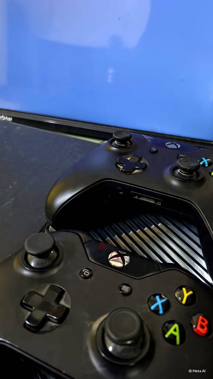 Xbox One 1TB with 2 Wireless Controller 1